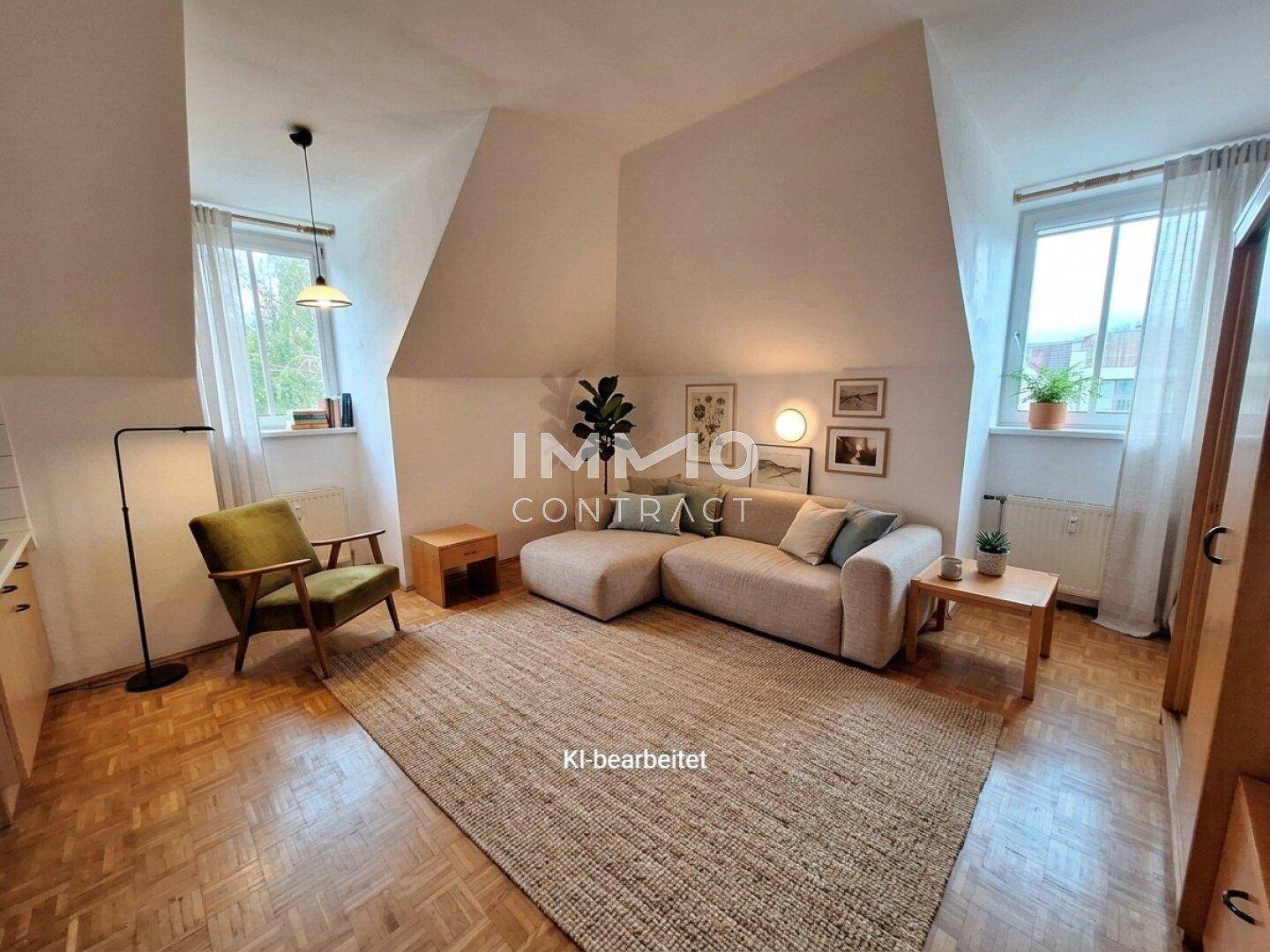 Gemütliches Wohnzimmer mit Dachschrägen, Parkettboden, Sofa und Sessel, hell beleuchtet.