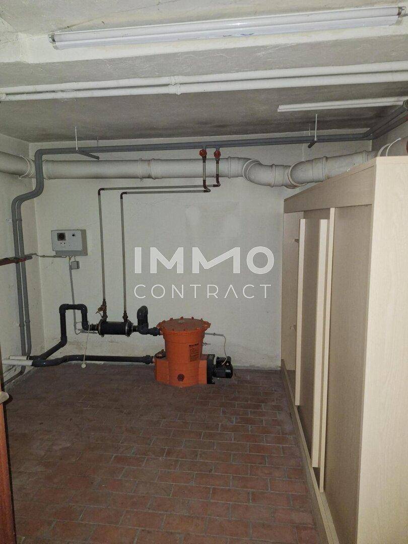 Technikraum im Untergeschoss mit sichtbaren Rohren und Pumpen, dient als Versorgungsbereich.