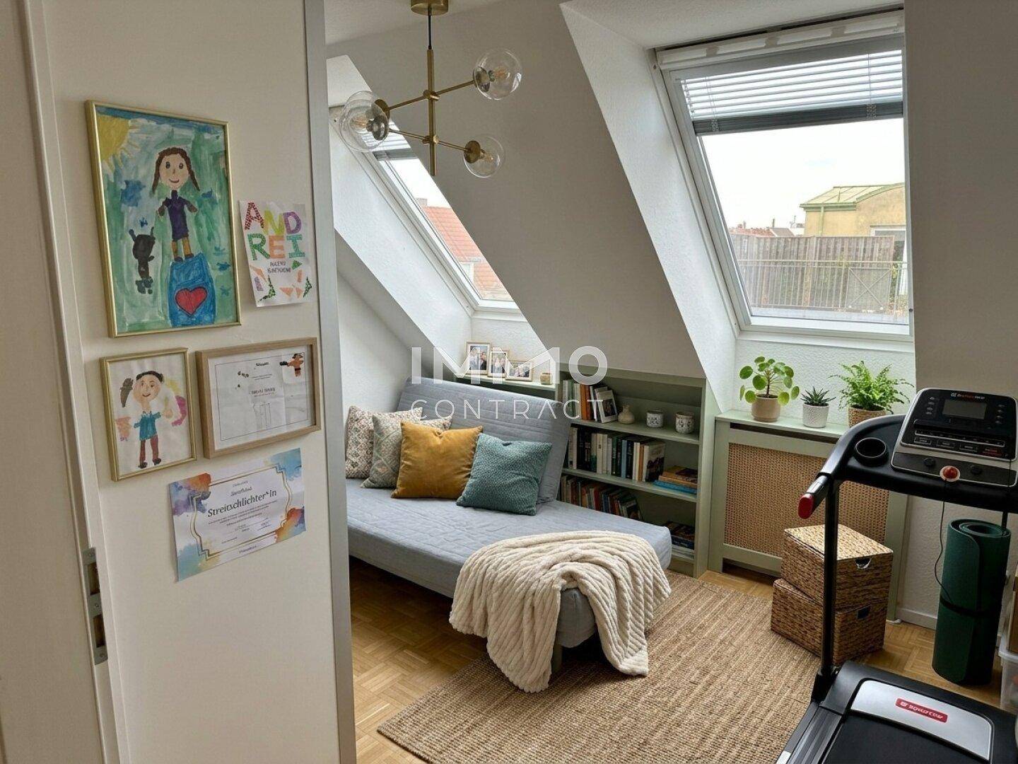 Gemütliches Zimmer mit Dachschrägen, Tagesbett, Bücherregal und einem Laufband für Fitness.