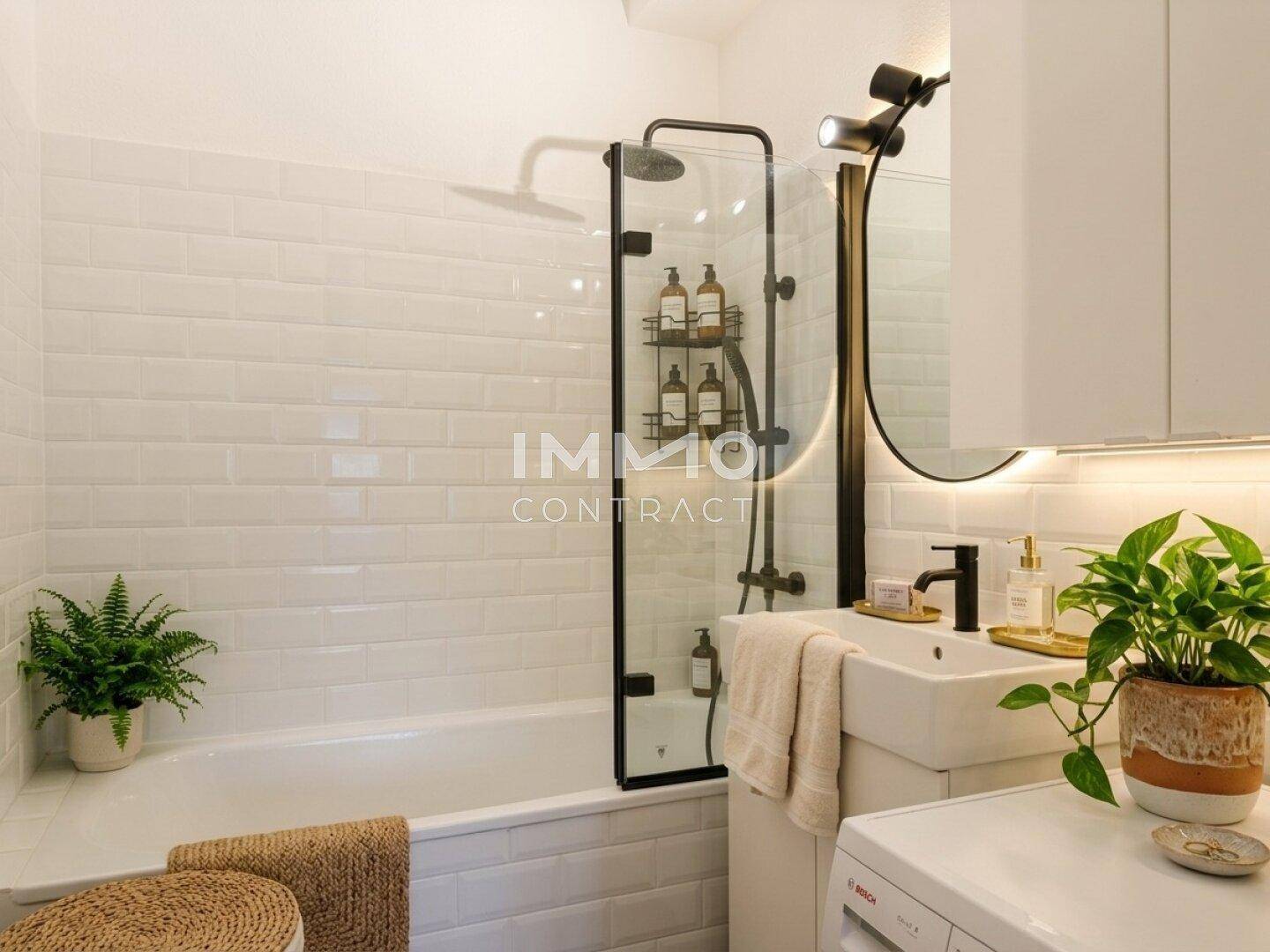 Modernes Badezimmer mit Badewanne, Duschabtrennung, weißen Fliesen und Waschbecken.