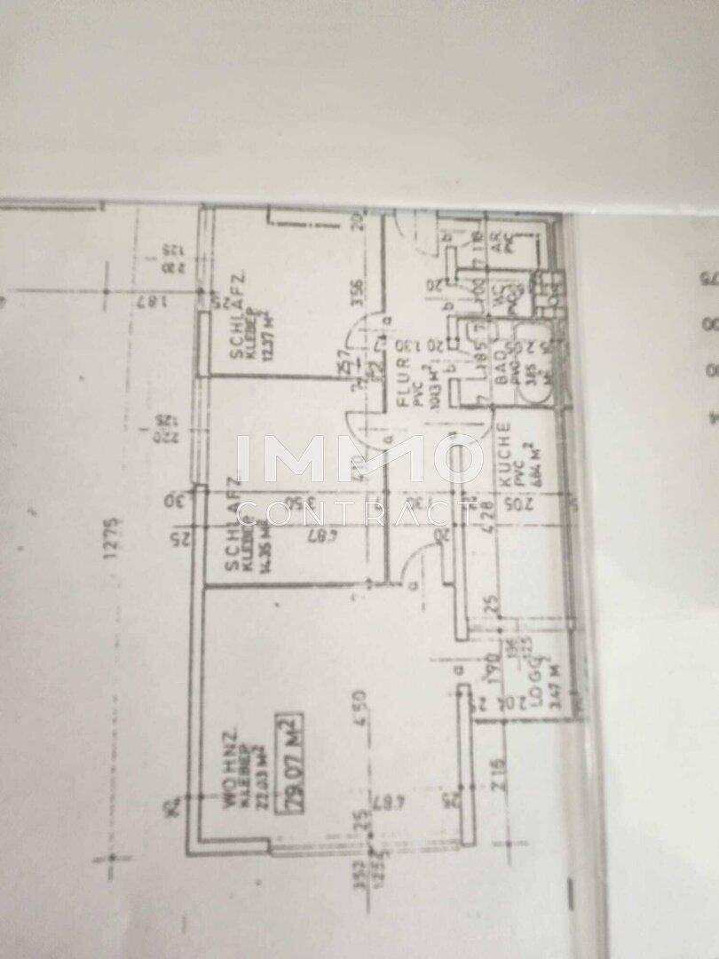 Grundrissplan einer Wohnung mit Wohnzimmer, Küche, Schlafzimmern und Balkon.