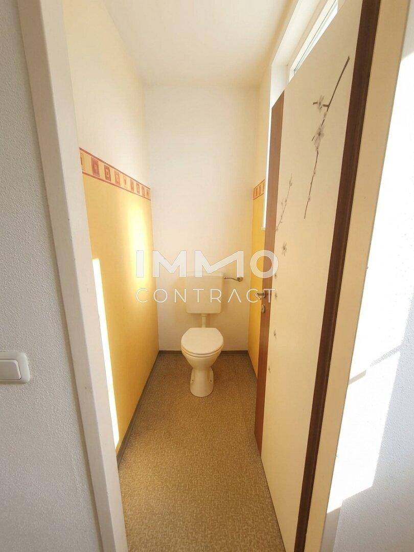 Kleines Gäste-WC mit Toilette und einfacher, funktionaler Ausstattung.