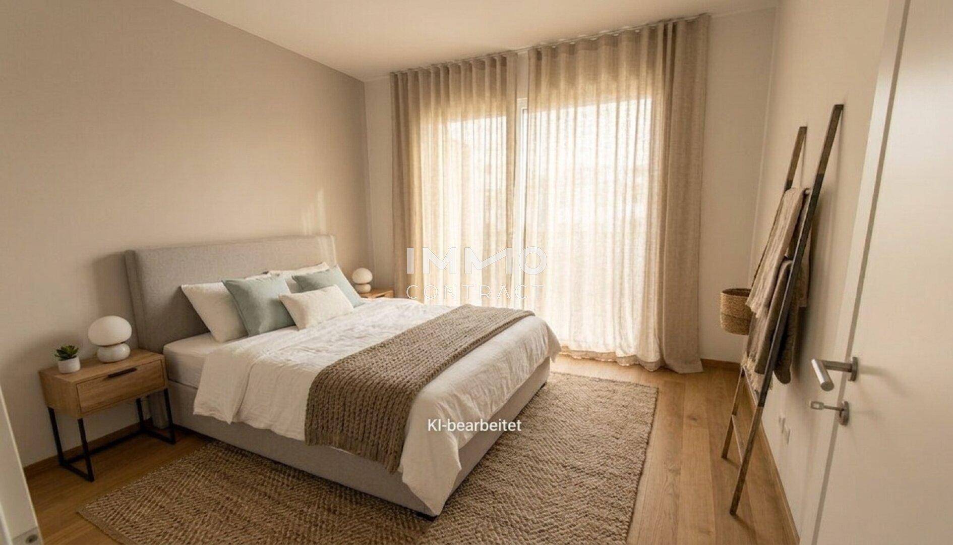 Modernes und helles Schlafzimmer mit bequemem Doppelbett, Holzboden und bodentiefen Fenstern für viel Tageslicht.