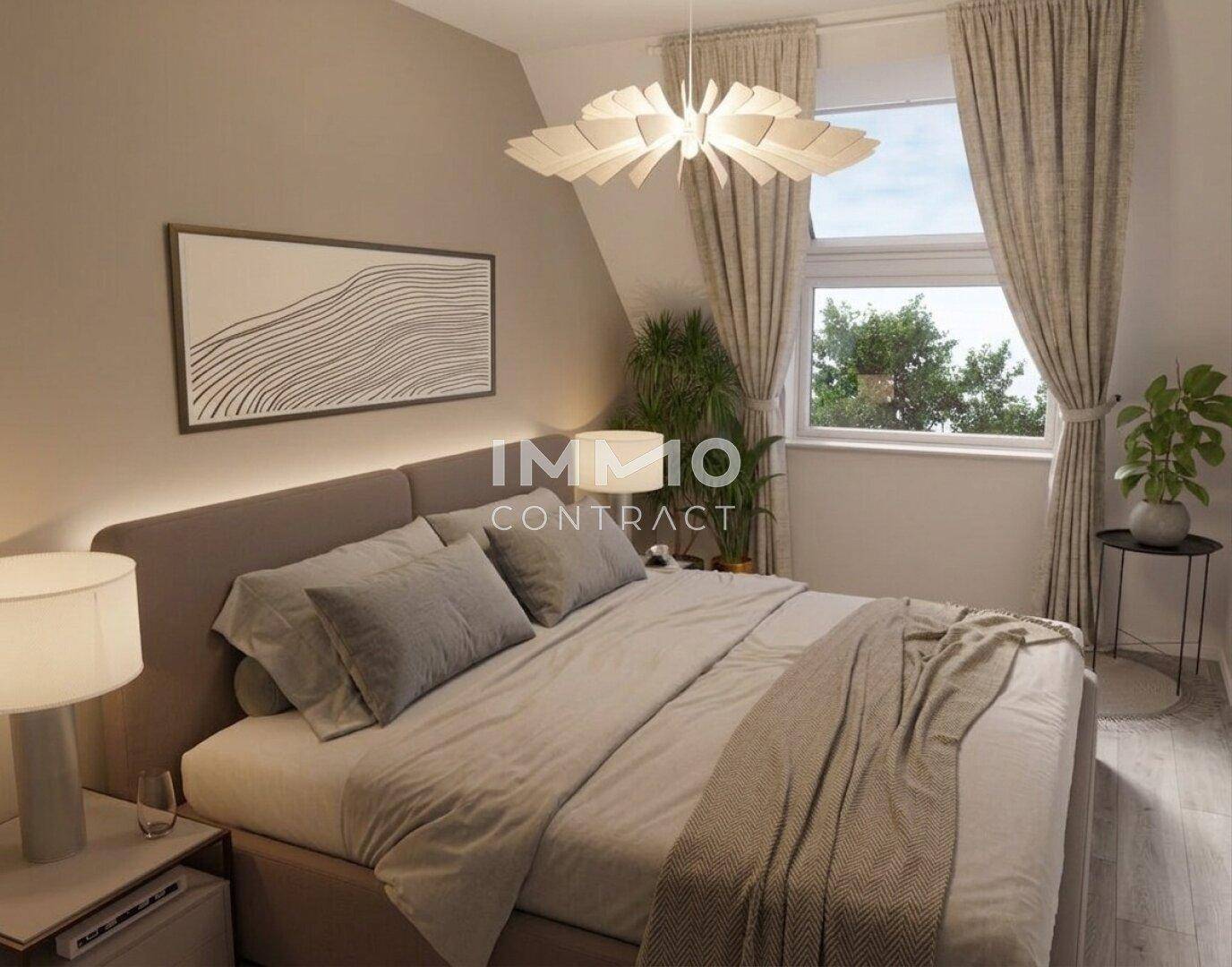 Gemütliches Schlafzimmer mit Dachschräge, modernem Bett und Blick ins Grüne.