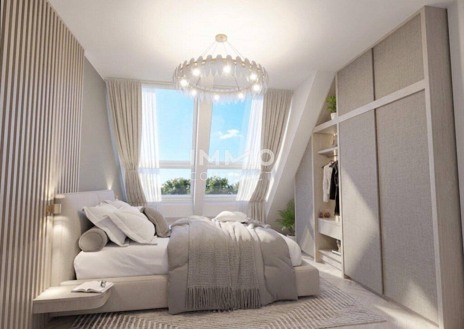 Modernes Schlafzimmer mit Dachschräge, Einbauschrank und großem Fenster für viel Tageslicht.