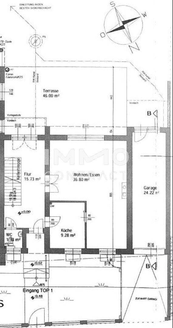 Grundriss des Erdgeschosses mit offenem Wohn-/Essbereich, Küche, WC, Garage und großer Terrasse.