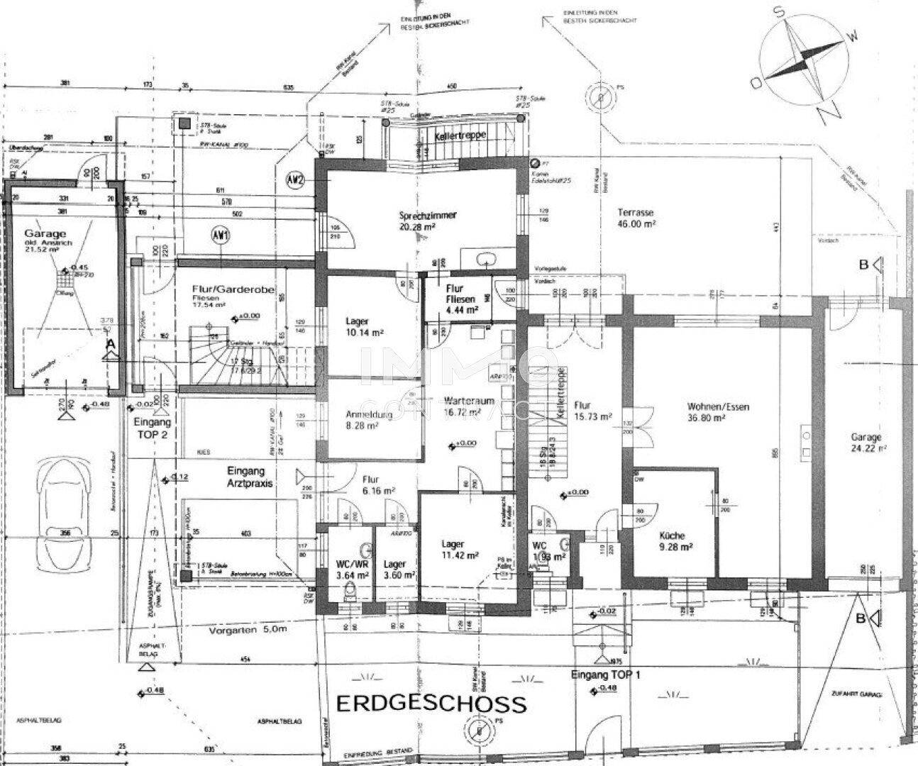 Detaillierter Erdgeschoss-Grundriss mit zwei Eingängen, Arztpraxis, Wohnbereich, Küche und Garage.