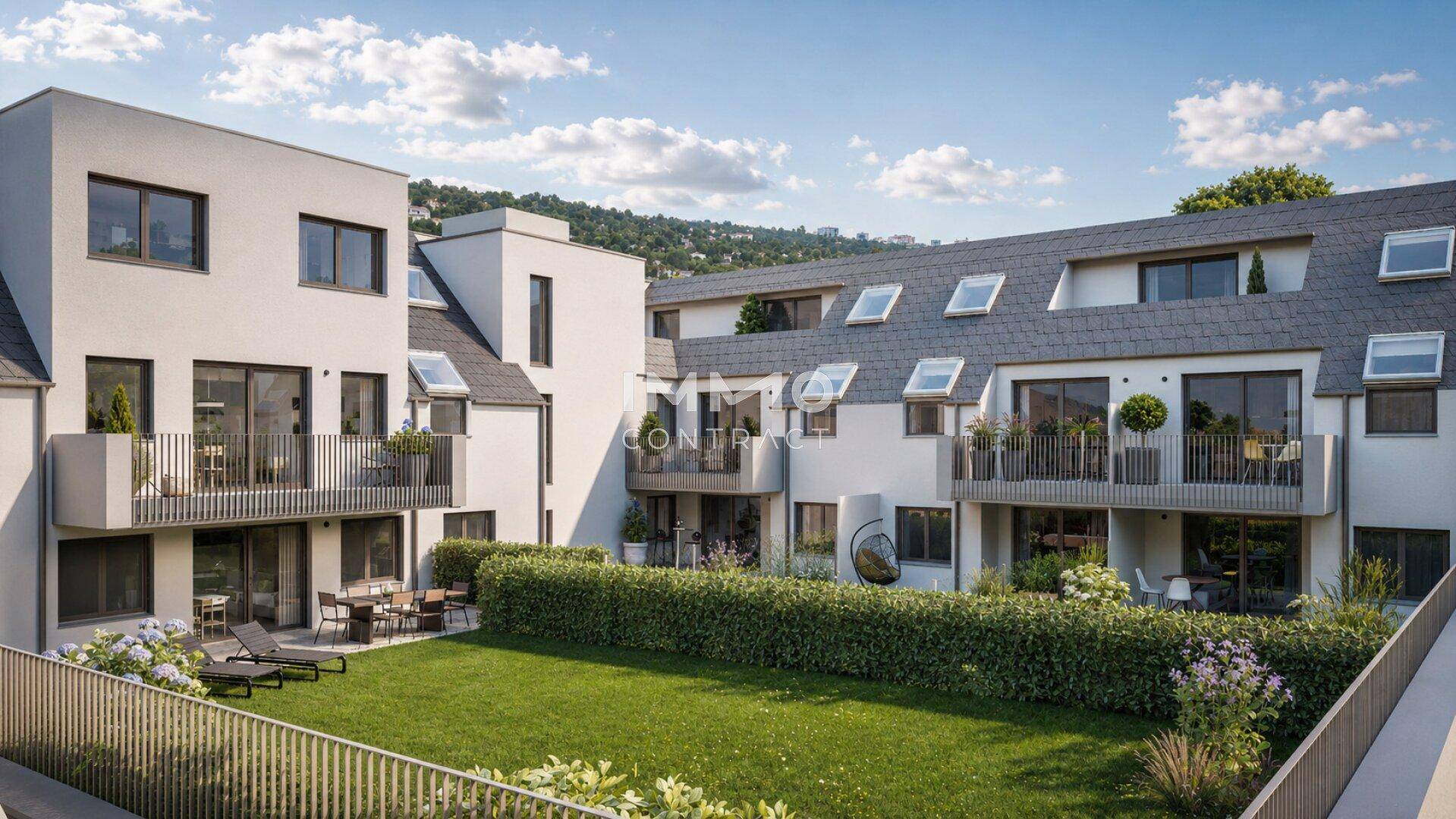 Moderne Wohnanlage mit mehreren Balkonen, Terrassen und gepflegtem Gartenbereich in grüner Umgebung.