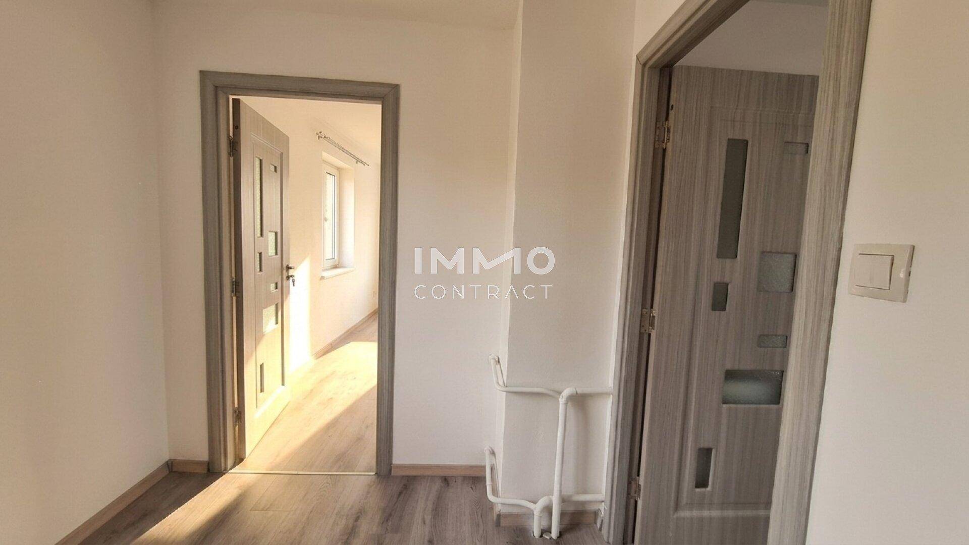 Heller Flur mit Laminatboden und Türen zu angrenzenden Räumen.
