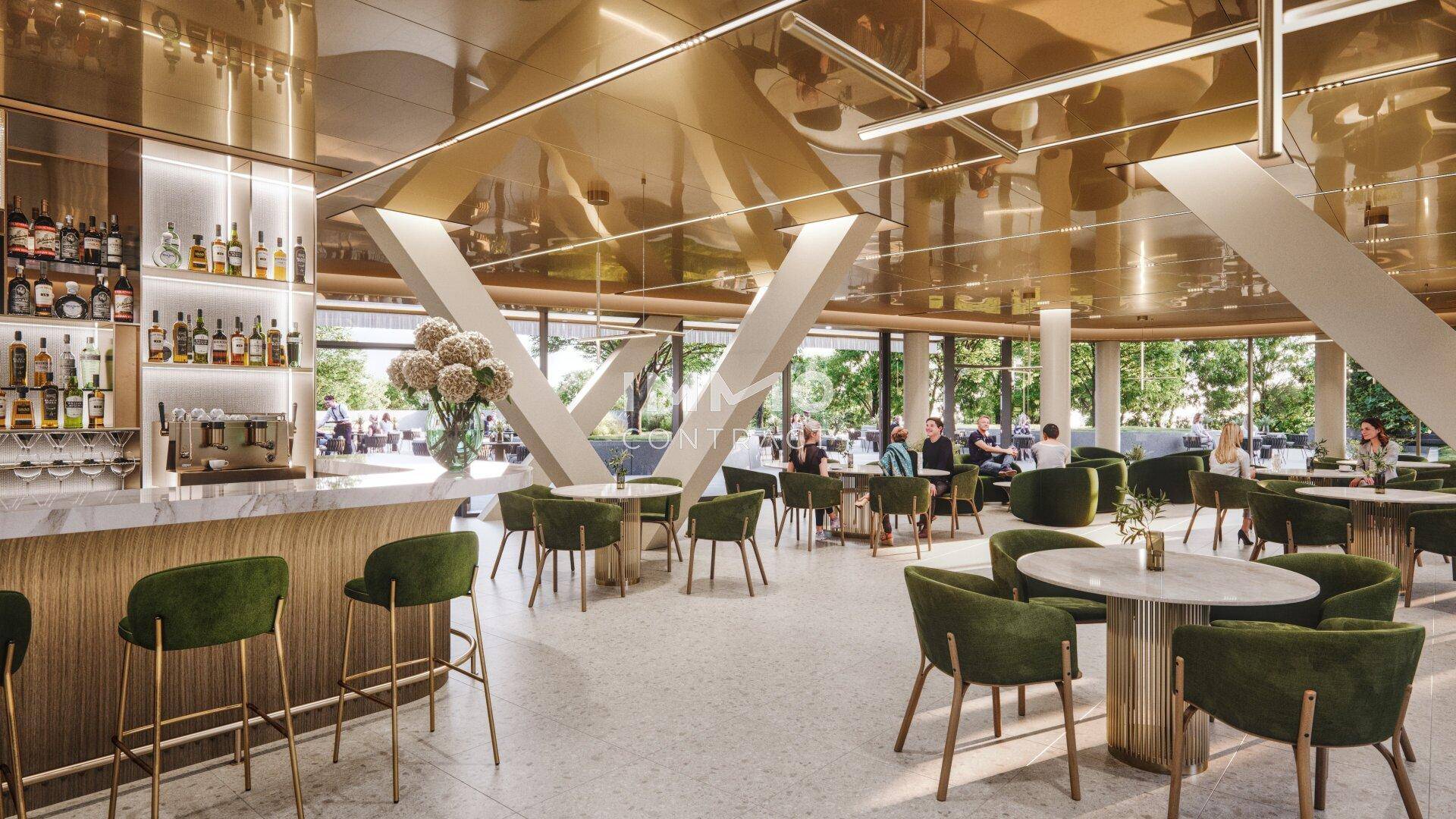 Elegante Bar und Restaurant mit goldener Decke, grünen Samtstühlen und einer Marmortheke.