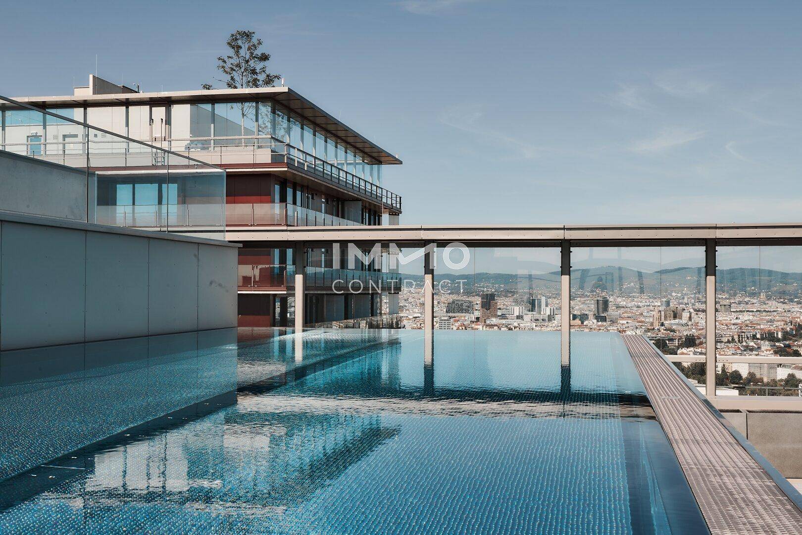 Exklusiver Infinity-Pool auf dem Dach mit atemberaubendem Panoramablick über die Stadt.