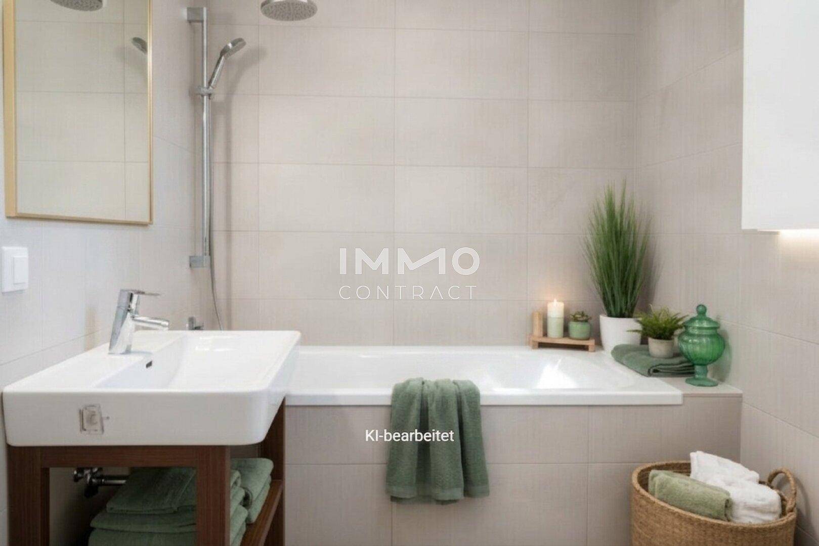 Modernes Badezimmer mit Badewanne, Dusche und hellen Fliesen.