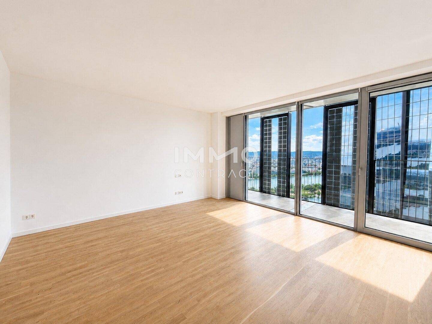 Lichtdurchfluteter Raum mit Panoramablick auf das Wasser und die Stadt, ideal für ein modernes Wohnkonzept.