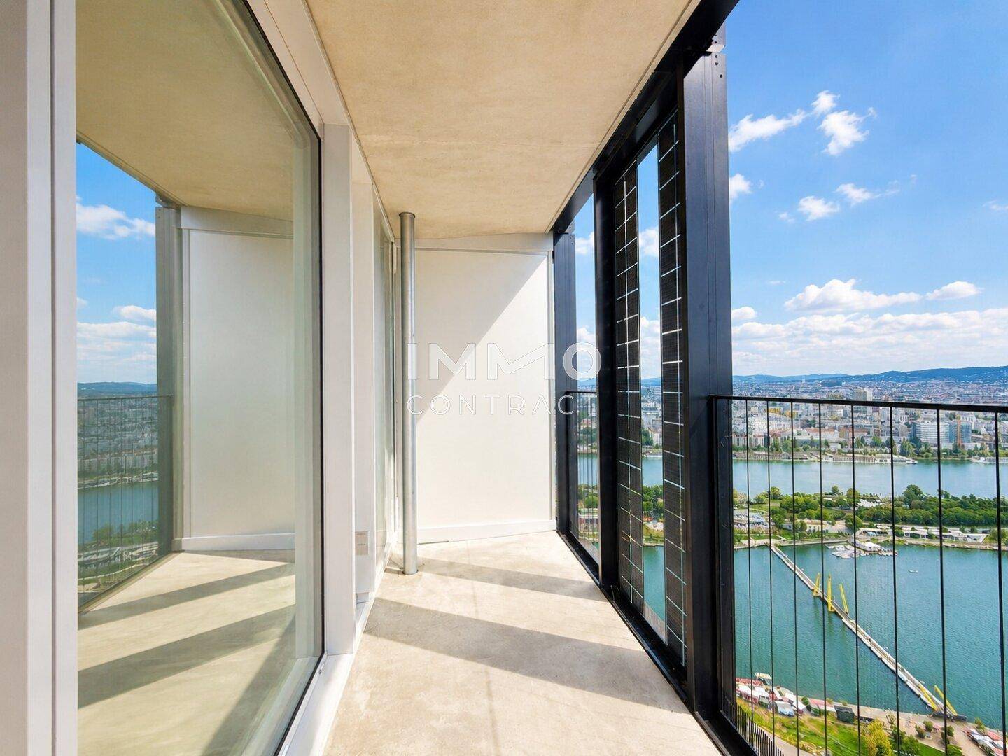 Geräumiger Balkon mit atemberaubendem Blick auf den See und die umliegende Stadtlandschaft.