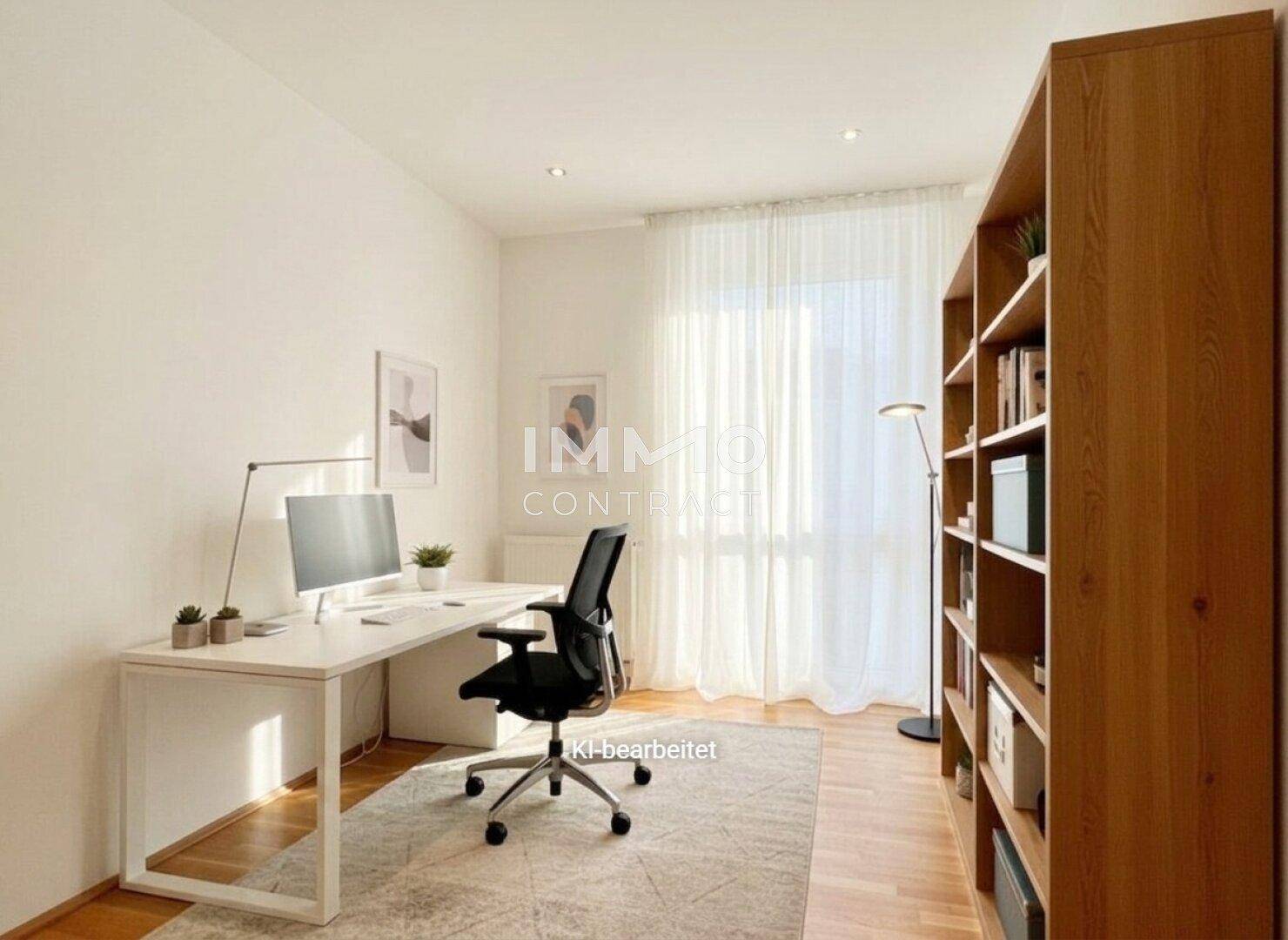 Helles Arbeitszimmer mit großem Schreibtisch, Bücherregal und viel Tageslicht durch ein großes Fenster.