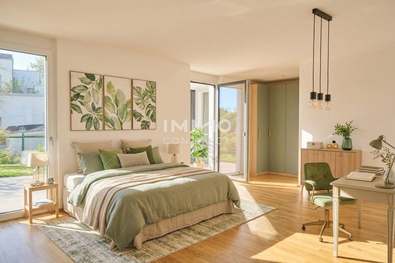 Geräumiges Schlafzimmer mit Zugang zum Garten, Holzboden und viel natürlichem Licht.