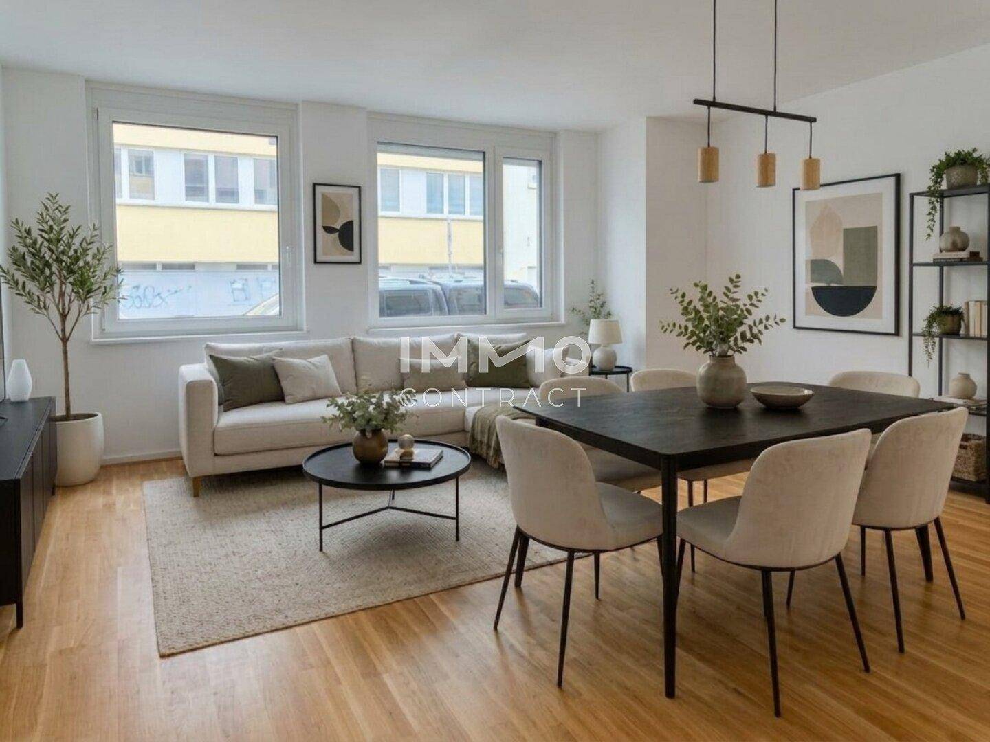 Heller offener Wohn-Essbereich mit modernem Design, Holzboden und großen Fenstern.
