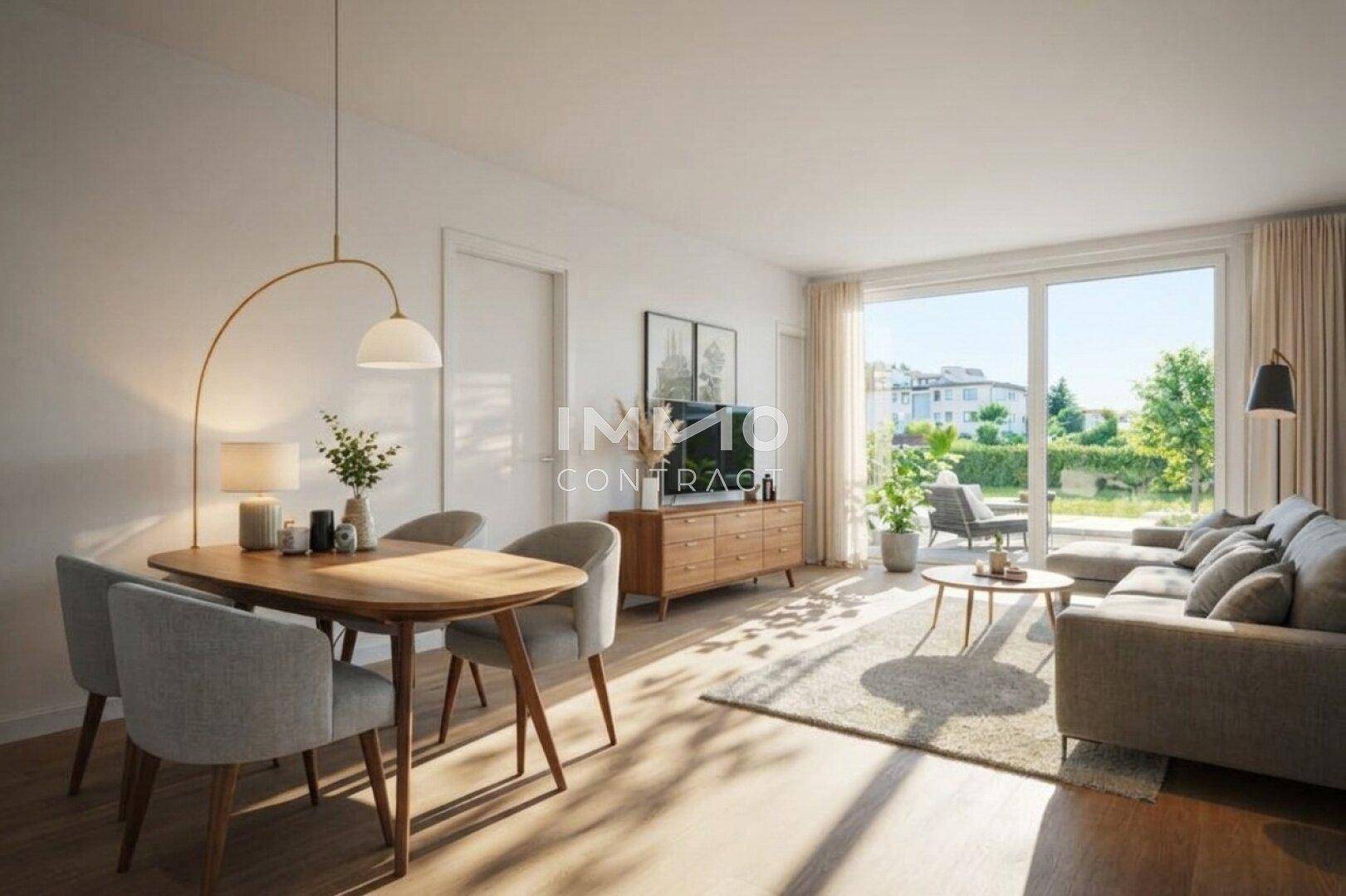 Heller, offener Wohn-Essbereich mit Holzboden und Zugang zu einer Terrasse oder Balkon.