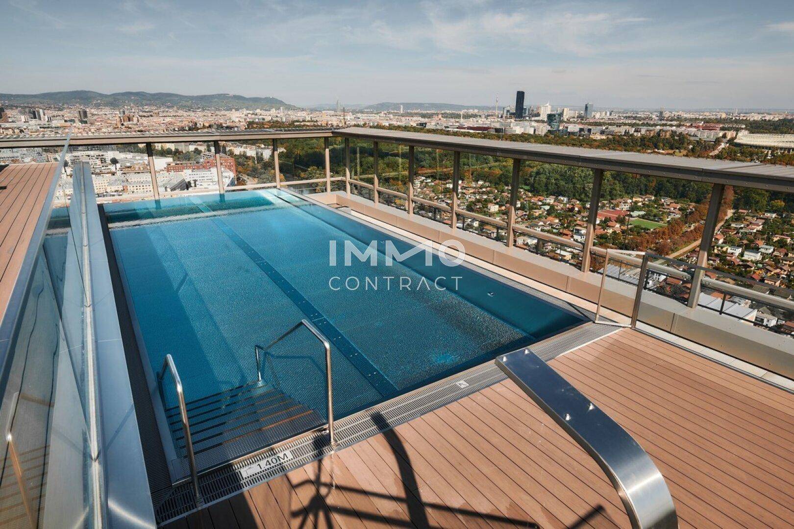 Dachterrassenpool mit atemberaubendem Stadtblick, umgeben von Holzdeck und Liegeflächen.