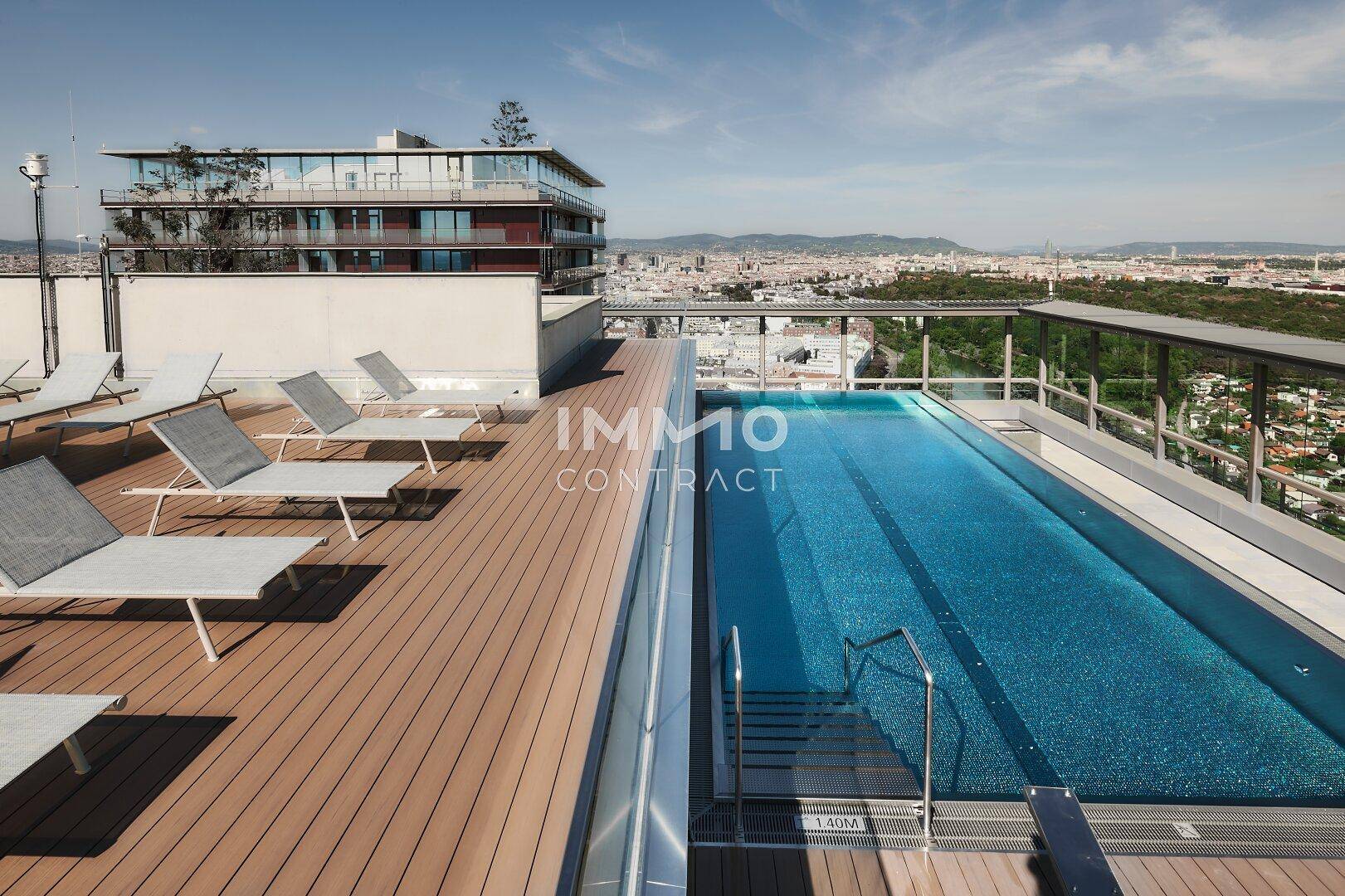 Dachterrassenpool mit Liegestühlen und Panoramablick über die Stadt an einem sonnigen Tag.