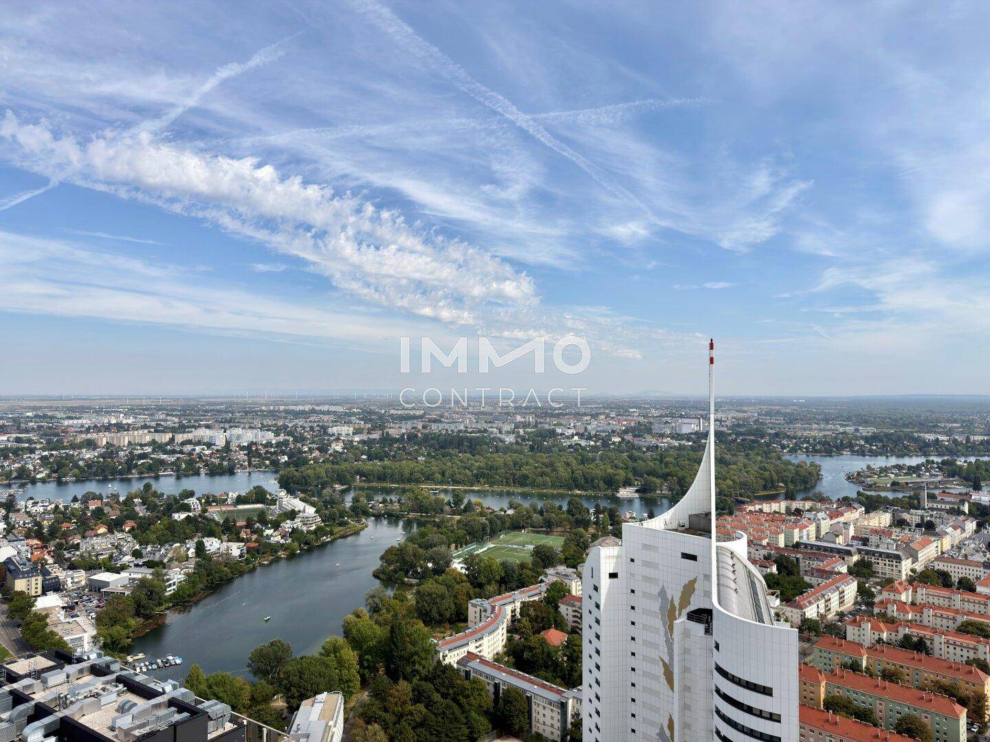 Weitläufiger Panoramablick über die Stadt, den Fluss und die umliegende Landschaft an einem sonnigen Tag.