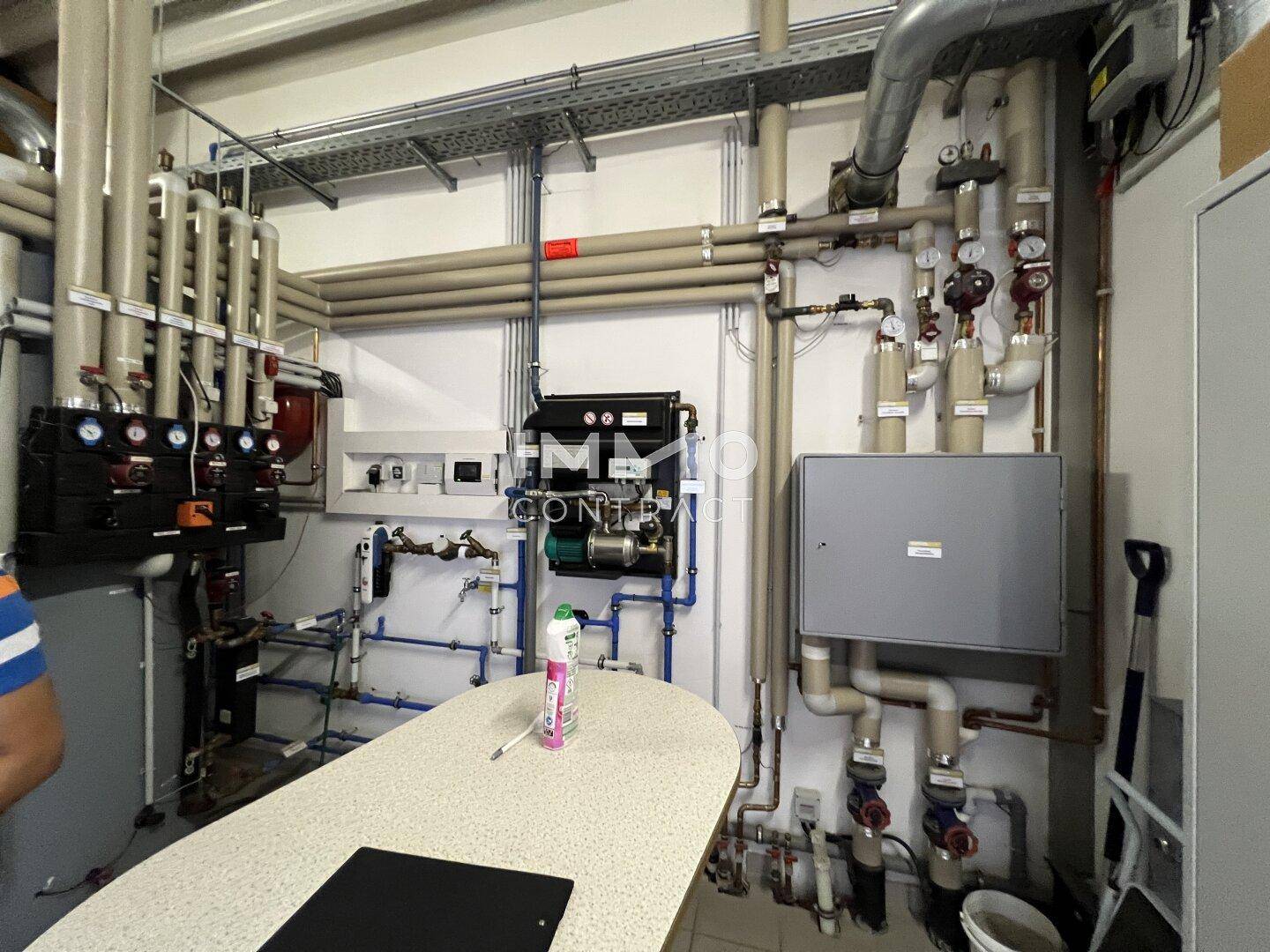 Technikraum mit komplexen Rohrleitungen, Ventilen und Steuerungssystemen für die Gebäudetechnik.