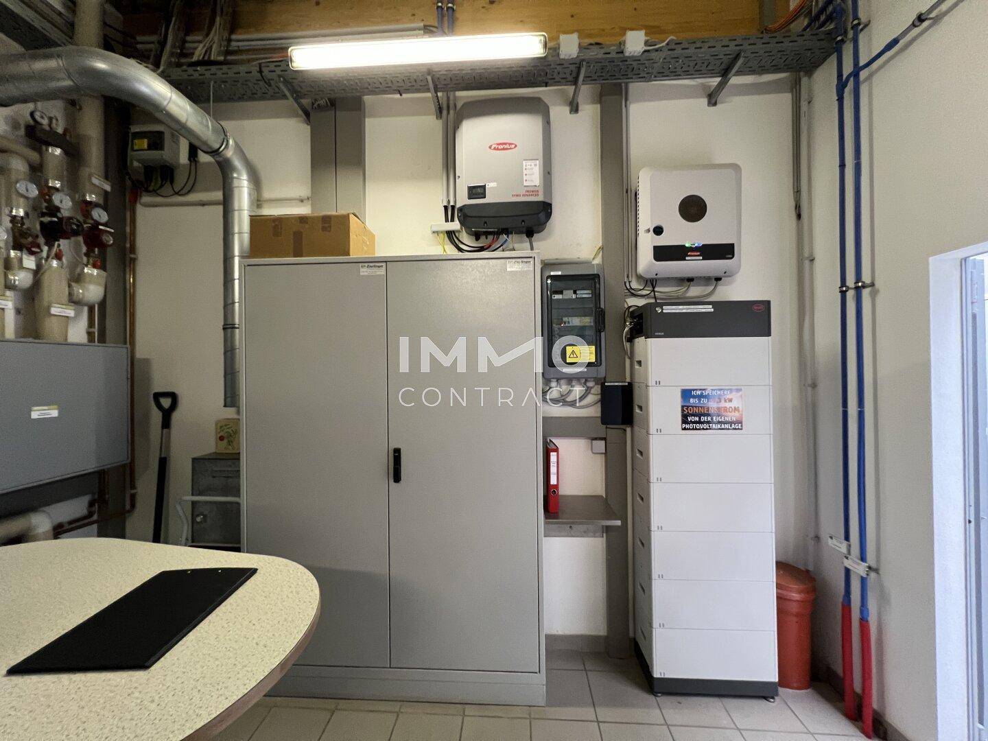 Technikraum mit Schaltschränken, Wechselrichtern und einem Batteriespeicher für die Energieversorgung.