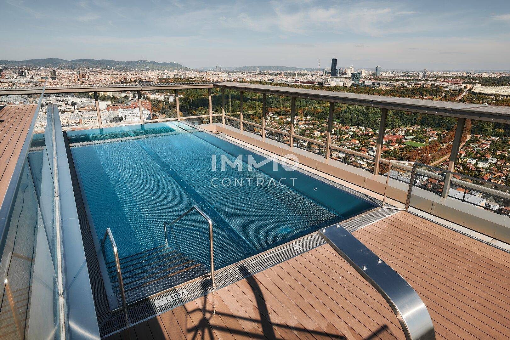 Exklusiver Dachpool mit atemberaubendem Panoramablick über die Stadtlandschaft.