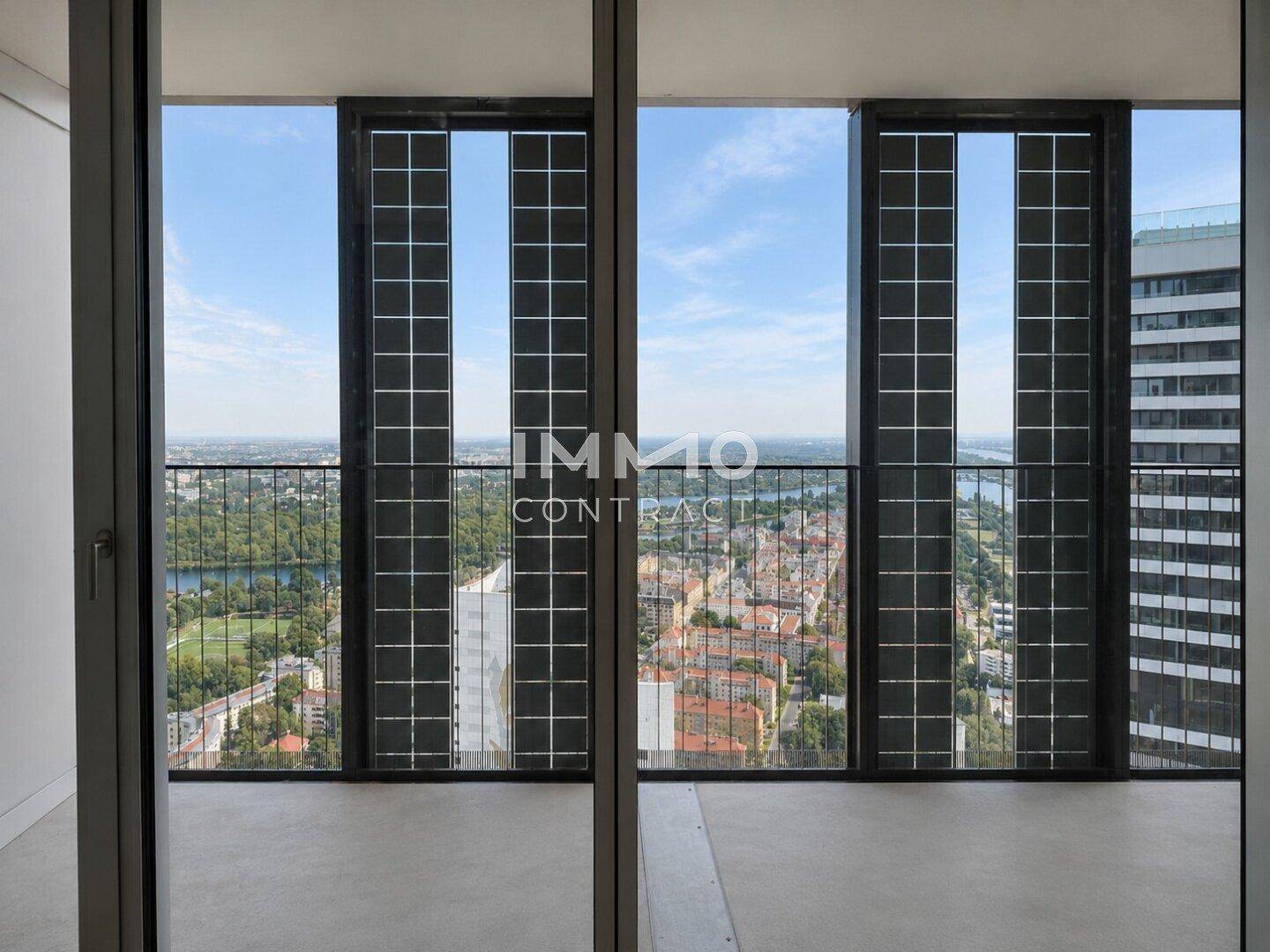 Panoramablick vom Balkon auf die Donau und die umliegende Stadtlandschaft bei klarem Himmel.