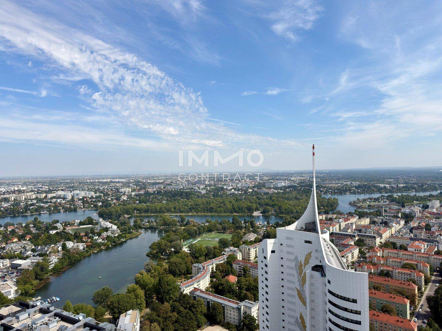 Spektakuläre Luftaufnahme der Stadt mit Flusslandschaft und markanten modernen Gebäuden.