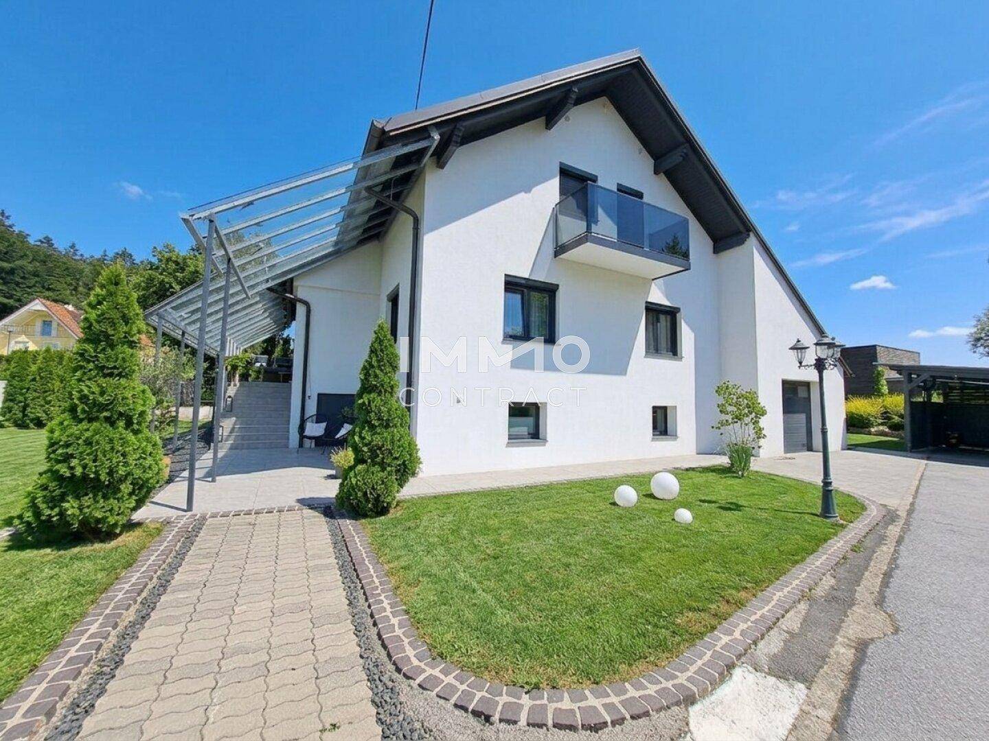 Attraktives Einfamilienhaus mit gepflegtem Vorgarten und modernem Design.