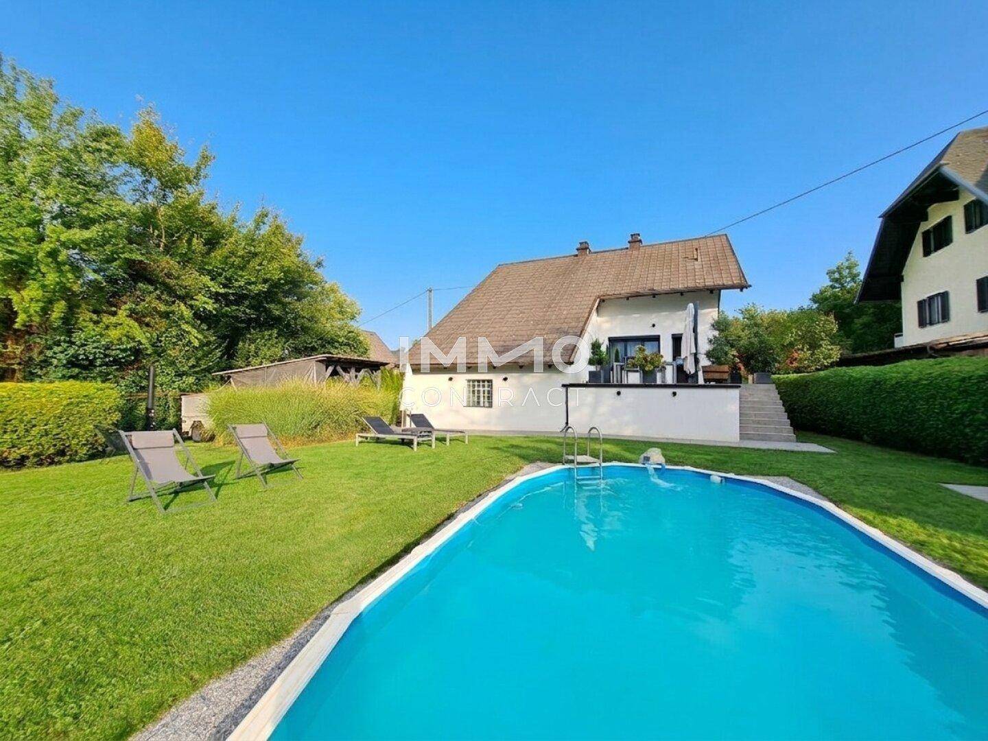 Großzügiger Gartenbereich mit privatem Pool und Liegestühlen hinter dem Haus.