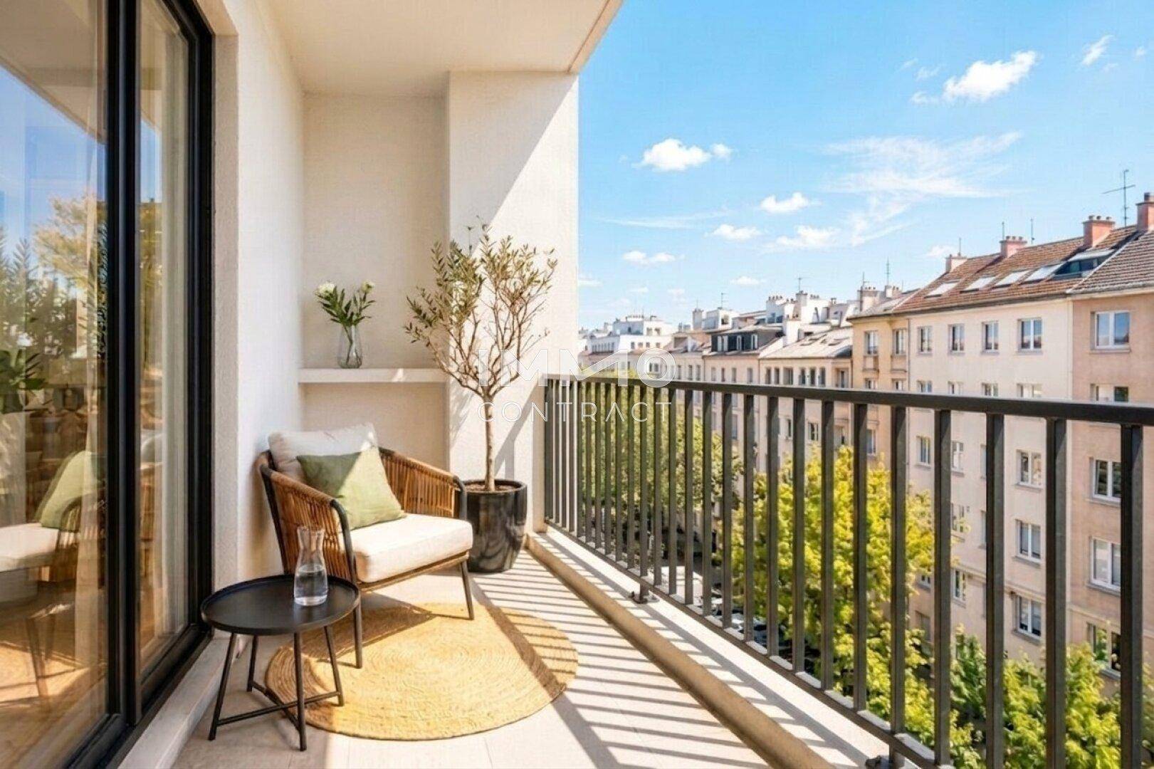 Sonnenverwöhnter Balkon mit Rattanmöbeln, Pflanzen und weitem Blick über die Stadt.