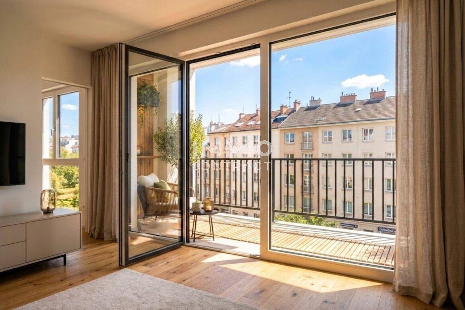 Helles Wohnzimmer mit Holzboden und Zugang zu einem Balkon mit Stadtblick.