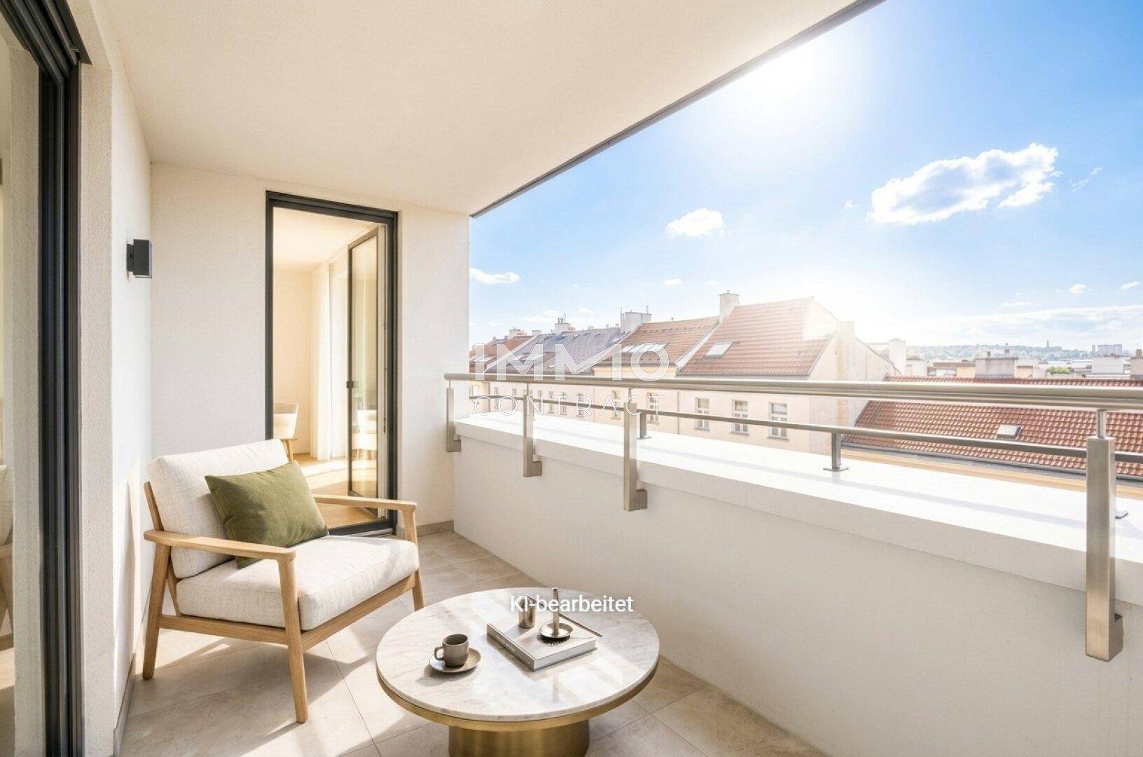Heller Balkon mit moderner Sitzgelegenheit und weitem Blick über die Stadt unter strahlendem Sonnenschein.