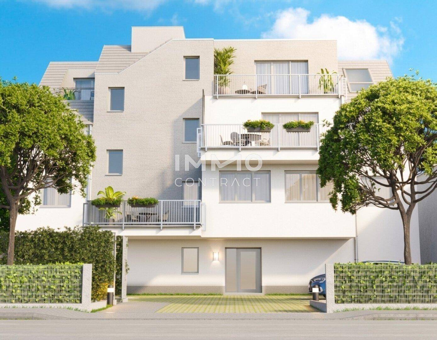 Moderne Wohnanlage mit mehreren Balkonen und gepflegter Außenanlage. Die Fassade ist hell und freundlich gestaltet.
