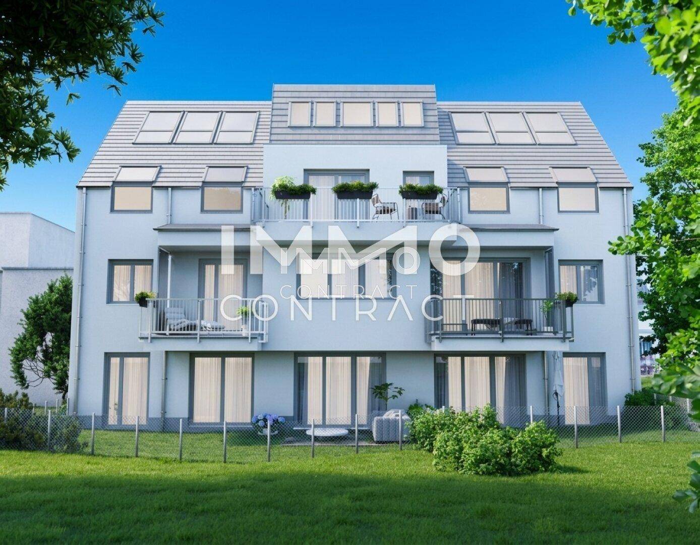 Rückansicht eines modernen Wohngebäudes mit Gartenfläche und Terrassenzugängen. Die Fassade ist hell und einladend.