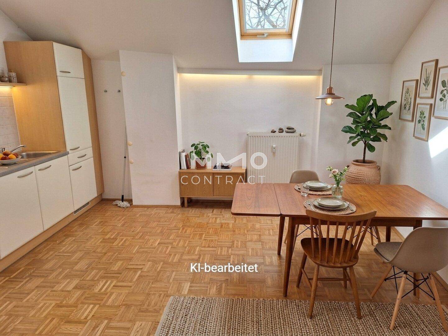 Essbereich mit Holztisch und offener Küche, beleuchtet durch ein Dachfenster.