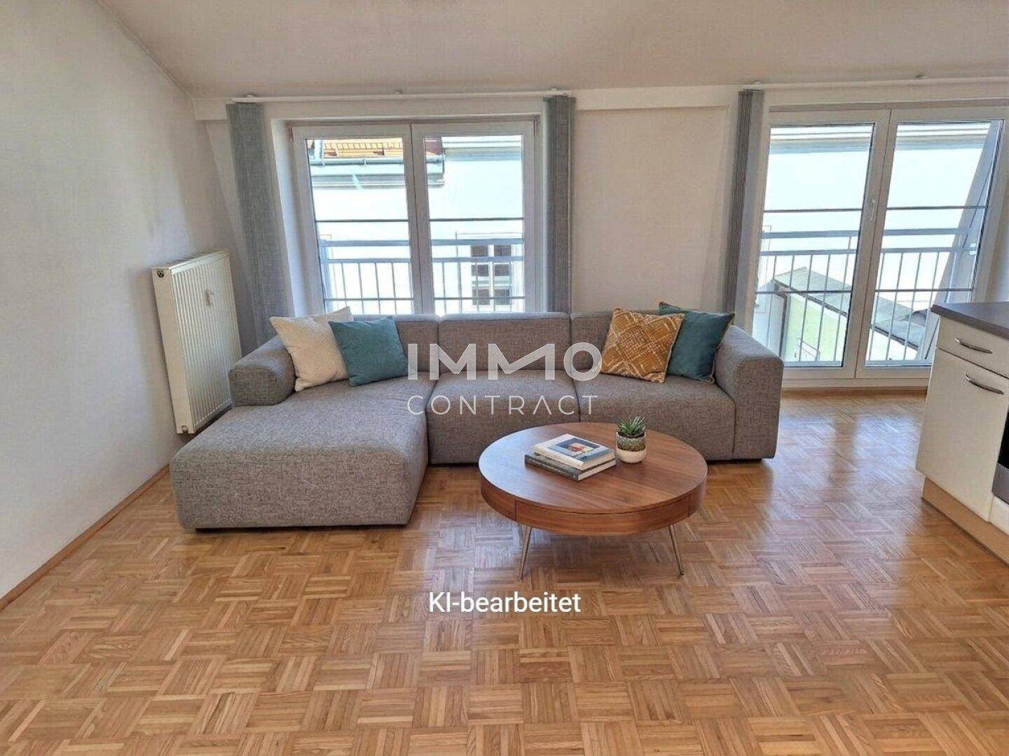 Gemütliches Wohnzimmer mit Sofa, Couchtisch und Zugang zu französischen Balkonen.