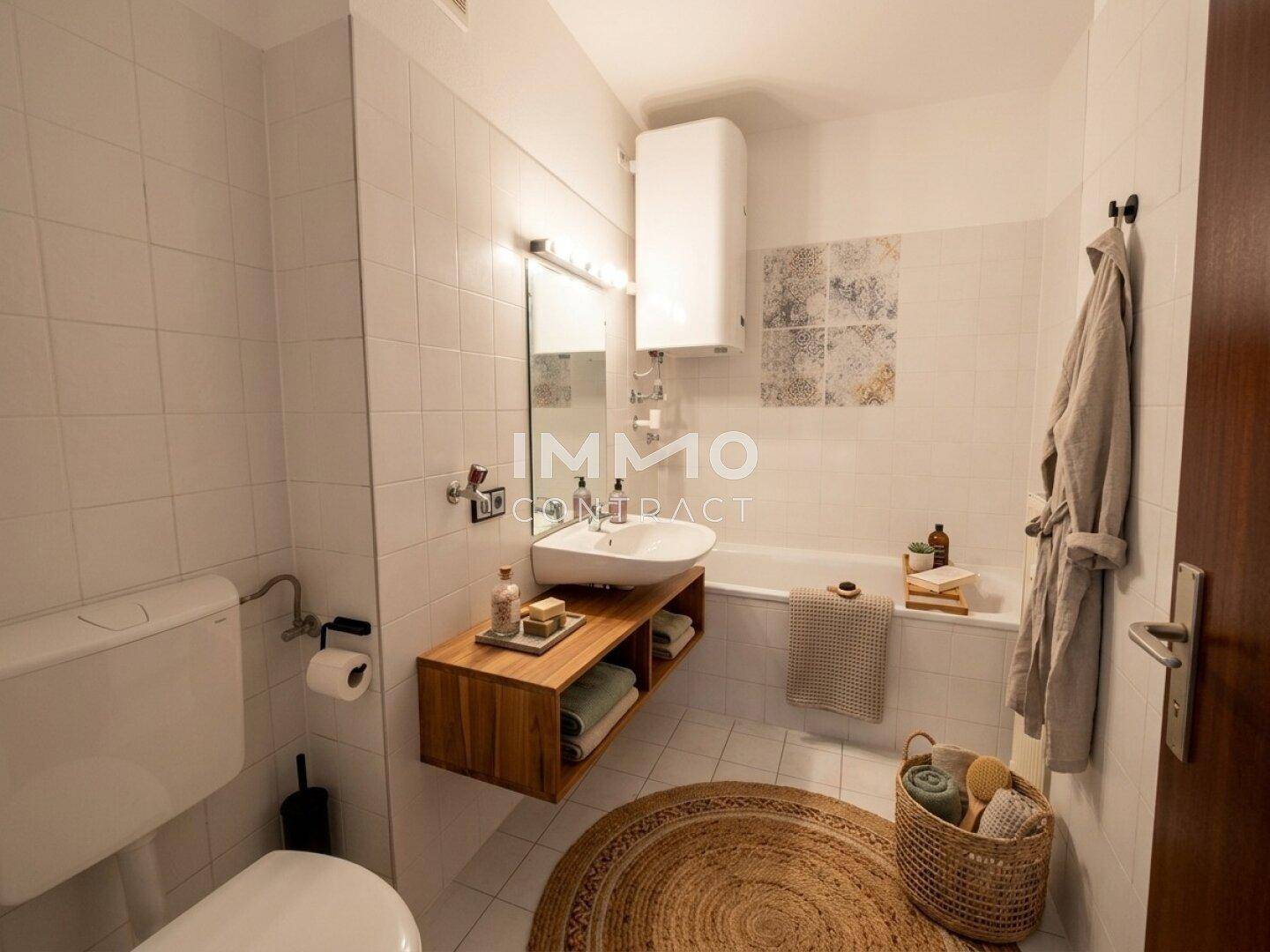 Funktionales Badezimmer mit Badewanne, WC und modernem Holzwaschtisch.