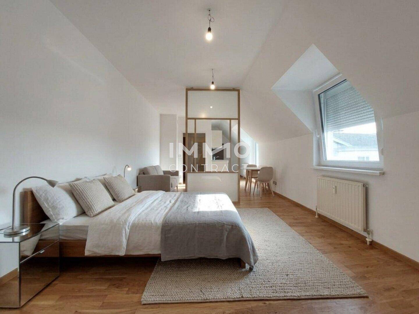 Geräumiges Schlafzimmer mit Holzboden, viel Tageslicht und offenem Übergang zum Wohnbereich.
