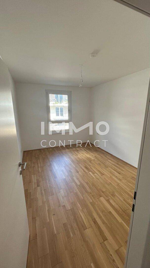 Freundliches Zimmer mit Parkettboden und einem Fenster, geeignet als Kinder- oder Gästezimmer.