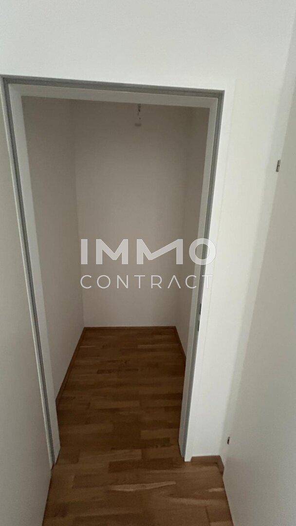 Praktischer Abstellraum mit Holzboden und weißen Wänden, ideal für zusätzlichen Stauraum.