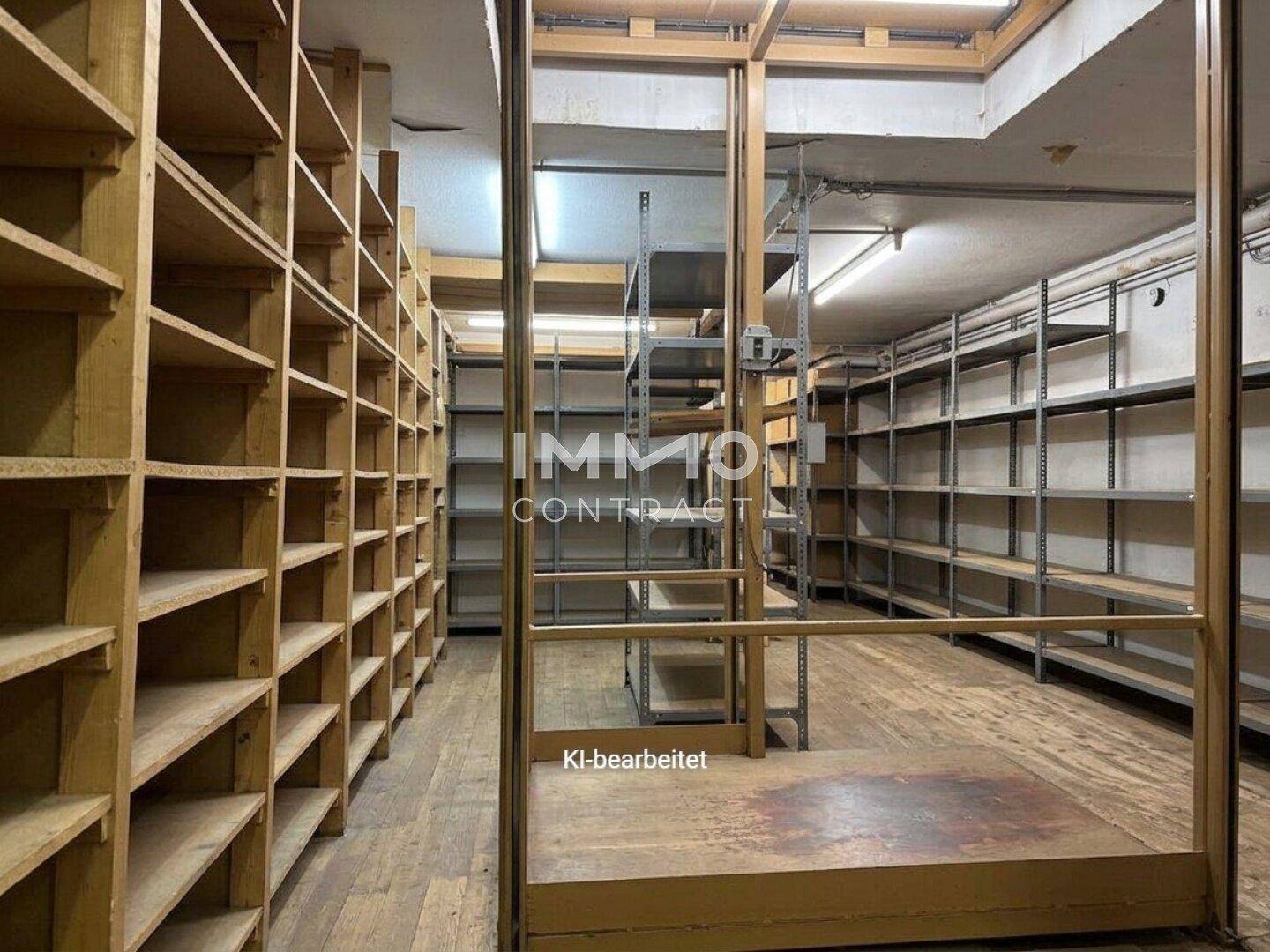 Großer Lagerraum mit zahlreichen Holzregalen, Metallregalen und einem Lastenaufzug.