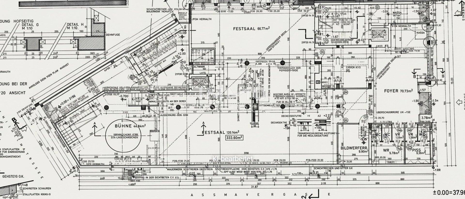 Detaillierter Grundrissplan eines Gebäudes mit Festsaal, Foyer und Bühne.