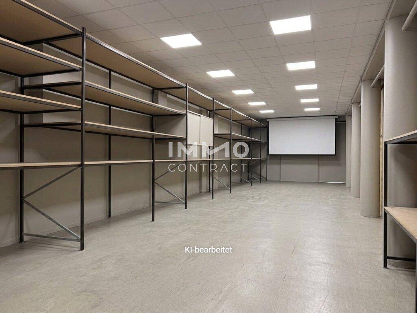 Geräumiger Mehrzweckraum mit Metallregalen, einer Projektionsfläche und modernen Deckenleuchten.