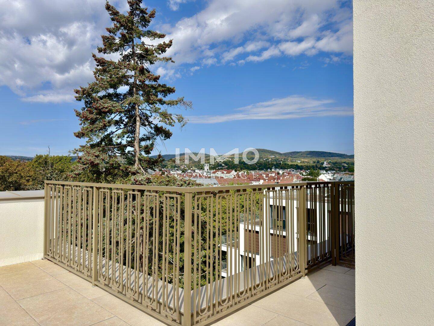 Dachterrasse mit weitem Blick über die Stadt und die umliegende Hügellandschaft.