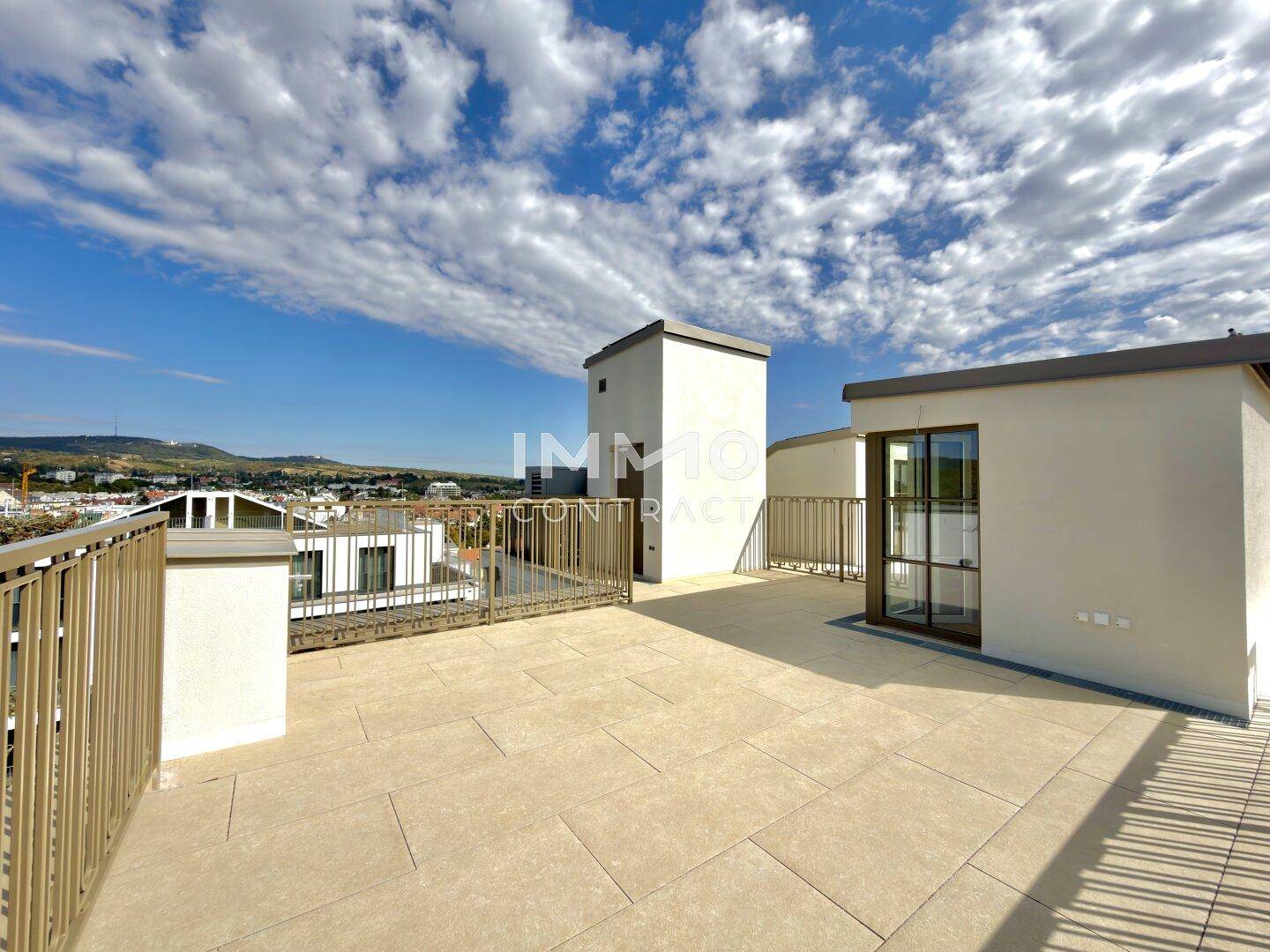 Weitläufige Dachterrasse mit Panoramablick auf die Stadt und die umliegende Landschaft.