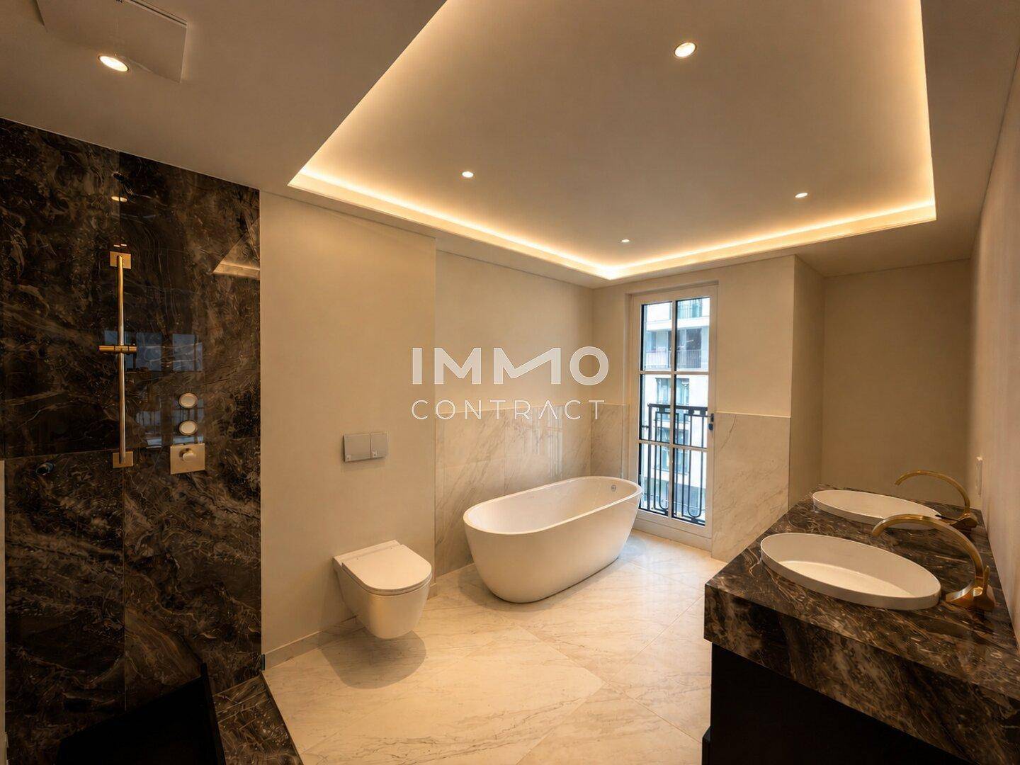 Luxuriöses Badezimmer mit freistehender Badewanne, doppelten Waschbecken und eleganten Marmoroberflächen.