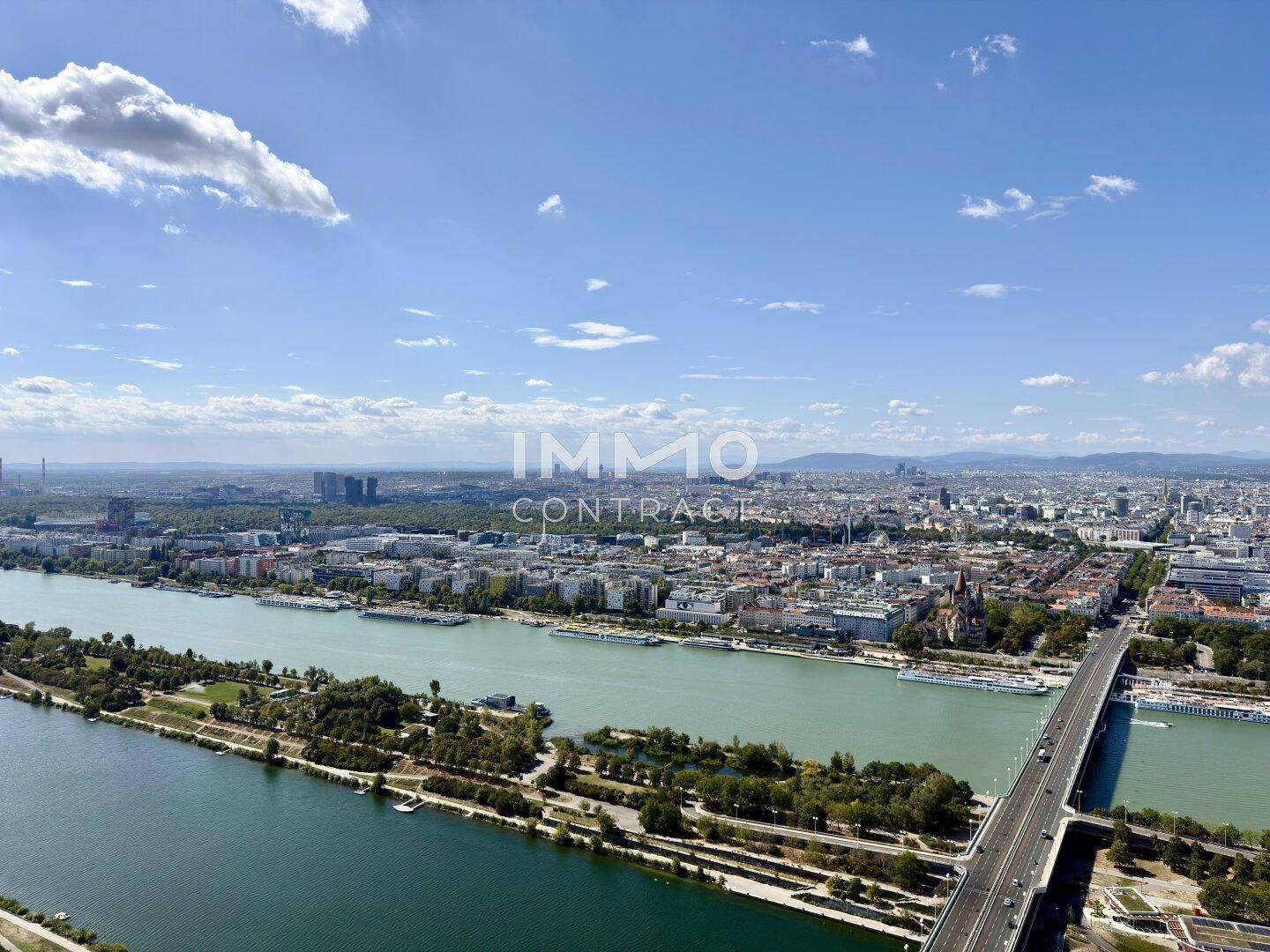 Panoramablick aus der Vogelperspektive auf die Stadt, den Fluss und die umliegende Landschaft.